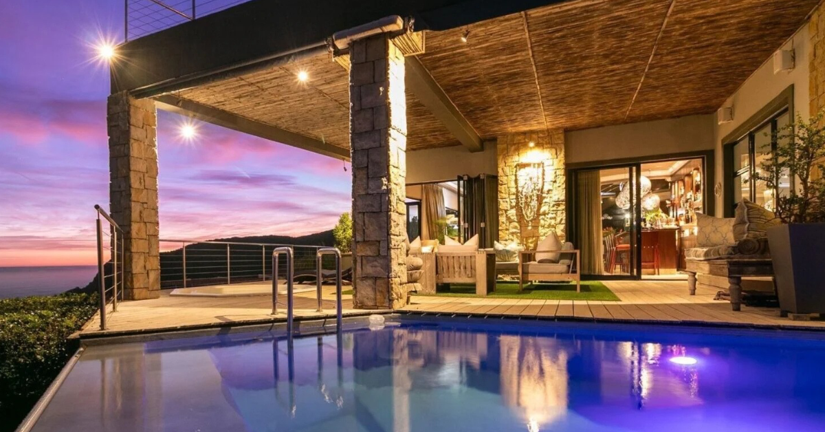Scenic view of the Garden Route coastline in South Africa showing luxury homes, green landscapes, and coastal estates popular among expats, retirees, and foreign property investors.