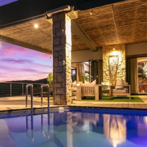 Scenic view of the Garden Route coastline in South Africa showing luxury homes, green landscapes, and coastal estates popular among expats, retirees, and foreign property investors.